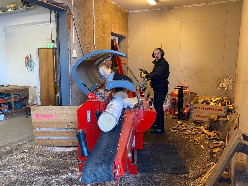 To arbeidstakere klyver ved i vedsentralen