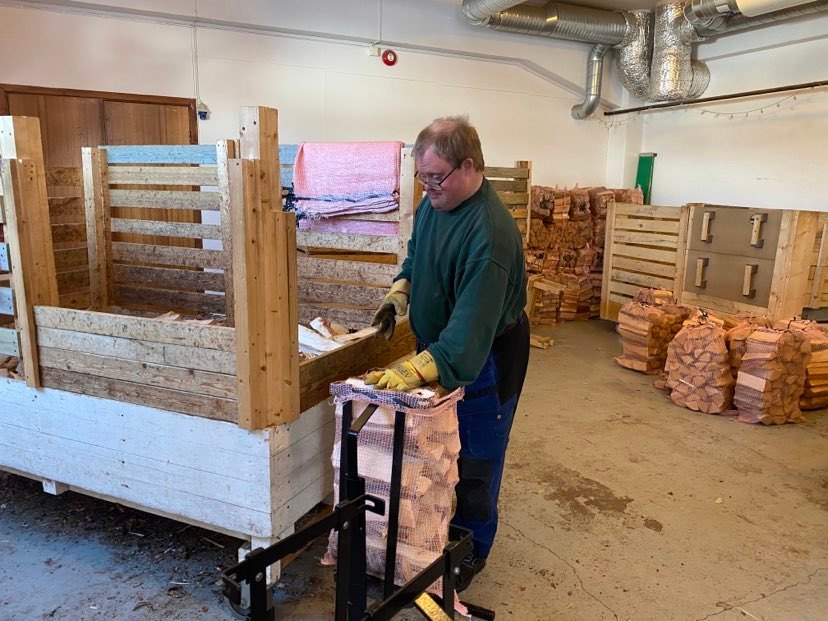 Arbeidstaker pakker ved i sekker