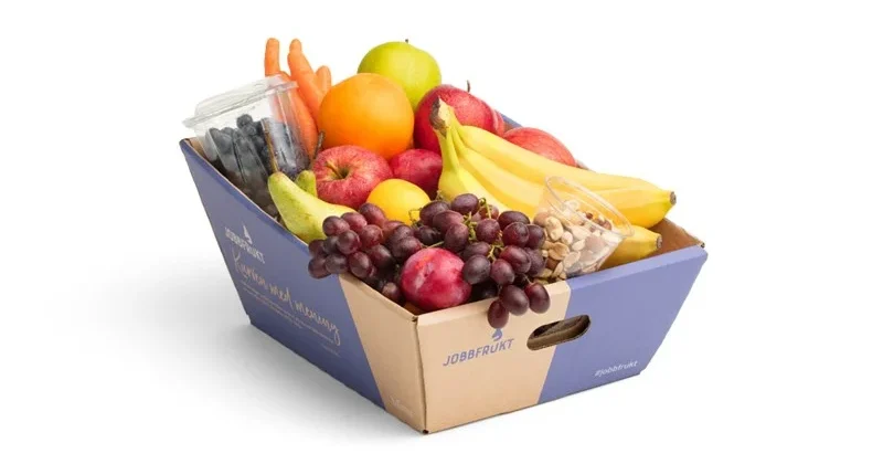Fruktkurv med bananer, epler, appelsiner og druer